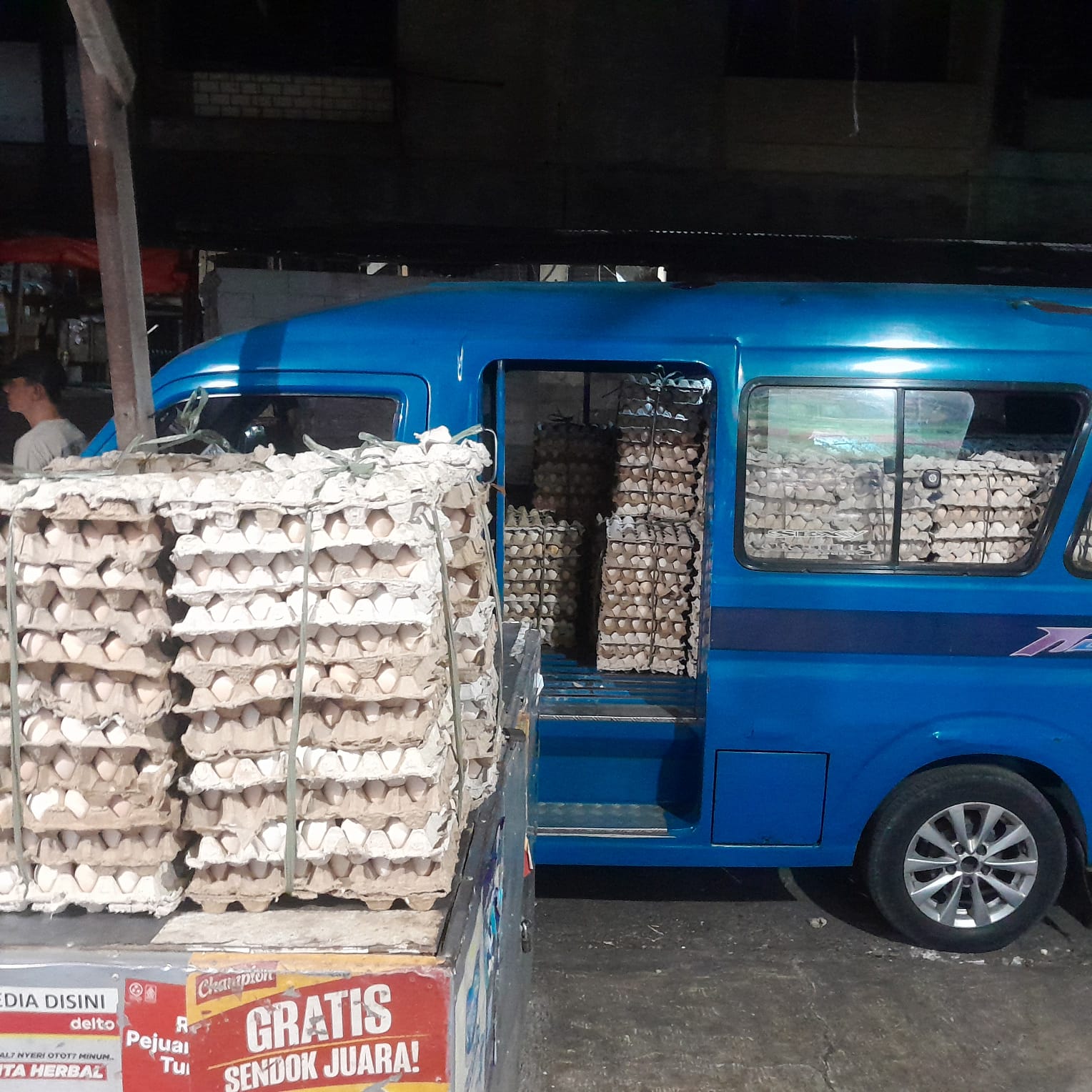 3.000 TELUR INFERTIL DIDUGA MASUK PASAR ANYAR! Supir Bongkar Jejak DISTRIBUSI, NAMA OKNUM POLISI Malah Ikut Mengedarkan.