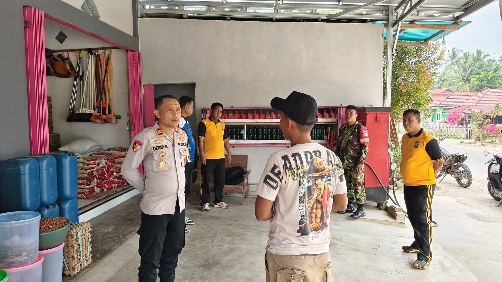 Jumat  9 Oktober  2026 Dari pihak polres morut kapolsek dan anggota langsung turun ke tkp di masy resah dgn pihak pengecer tiba tiba menikkan harga BBM. 25.000 sampai 30.000/ botol