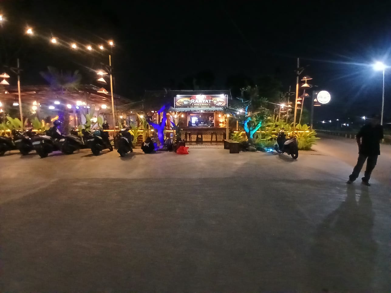 Warung Rakyat Bomang, Destinasi Kuliner Estetik dengan Live Music yang Cocok untuk Semua Kalangan