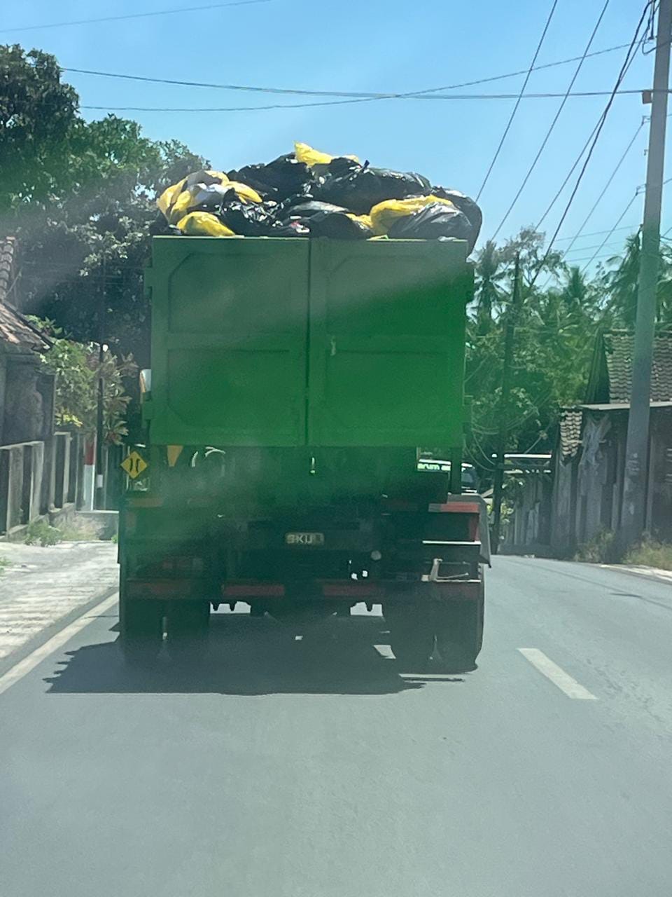 Armada Bak Terbuka Angkut Sampah RSUD Selong, IMM Lombok Timur Layangkan Kritik Keras.