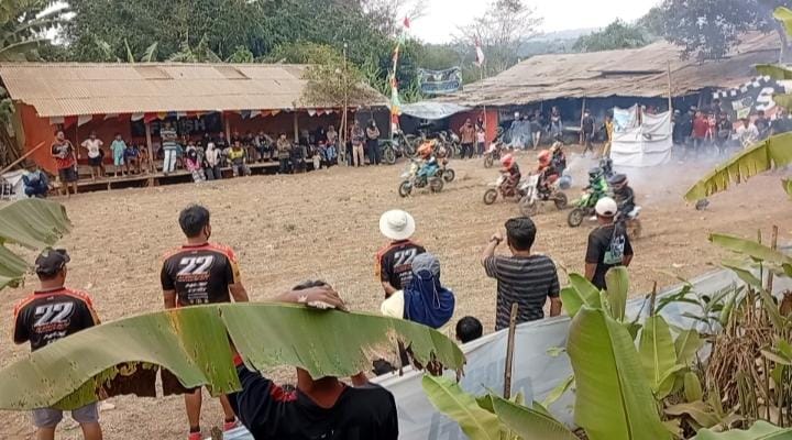 Dua Kelas, Dua Juara Satu! Crosser Cilik Dylan Ramadhan 22 Kembali Harumkan Nama Cijeruk di Sirkuit Cileutik